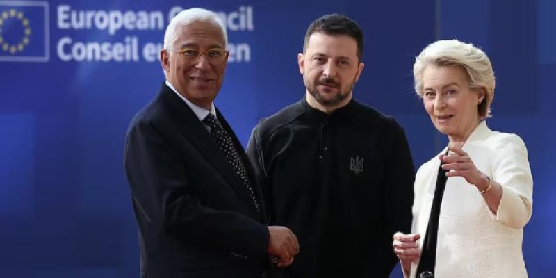 El presidente del Consejo de la UE, Antonio Costa (i), el presidente de Ucrania, Volodimir Zelenski, y la presidenta de la Comisión Europea, Ursula von der Leyen, a su llegada a la reunión del Consejo Europeo en Bruselas, Bélgica. 