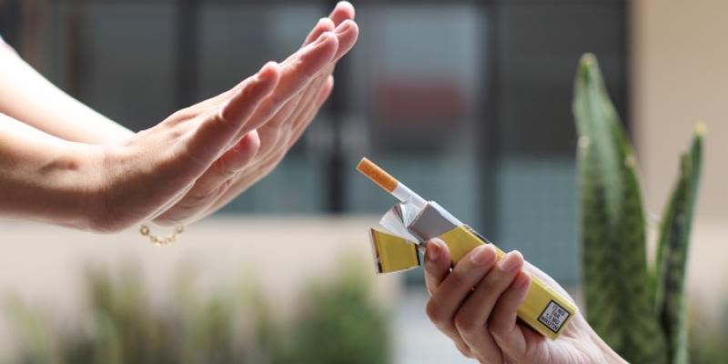 Persona rechazando tabaco
