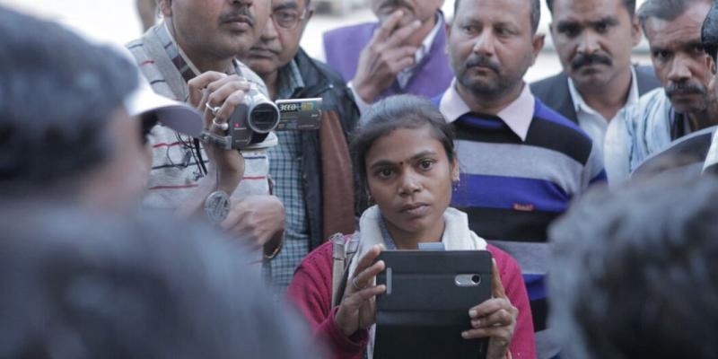 Imagen de una mujer periodista