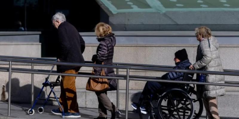 Una mujer empuja una silla de ruedas, a 3 de febrero de 2025, en Madrid (España)