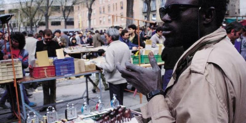 Un inmigrante africano en el Rastro de Madrid / Carlos de Andres