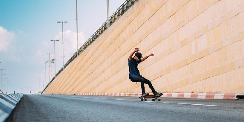 Adolescente haciendo skate