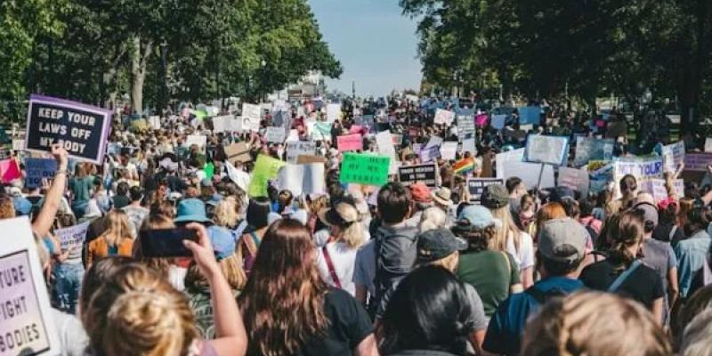 Manifestación de gente por los derechos humanos