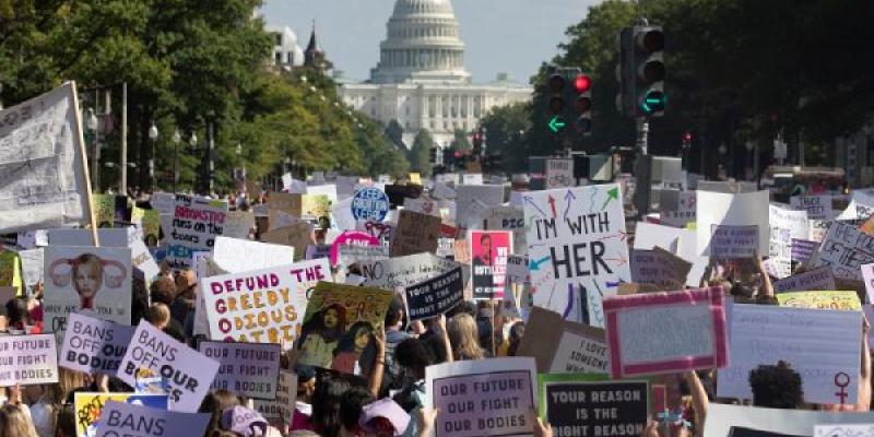Foto de archivo de miles de personas en la Avenida Pensilvania mientras participan en la Marcha de las Mujeres en Washington, DC, EE.UU. en 2021. 