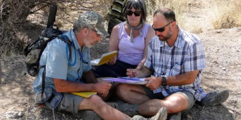 Los investigadores discutiendo sobre los dientes encontrados.