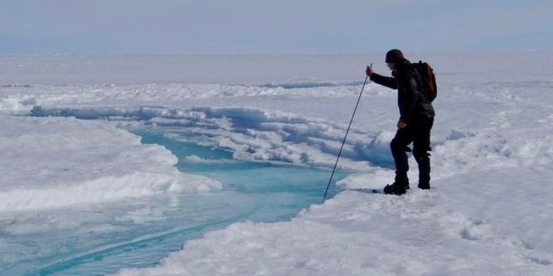 Un miembro del equipo de investigación investiga un arroyo en la superficie del hielo de Groenlandia