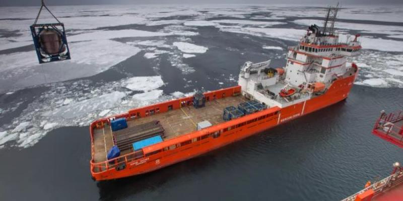 Plataforma petrolífera rusa en el Ártico, que navega mejor gracias al deshielo