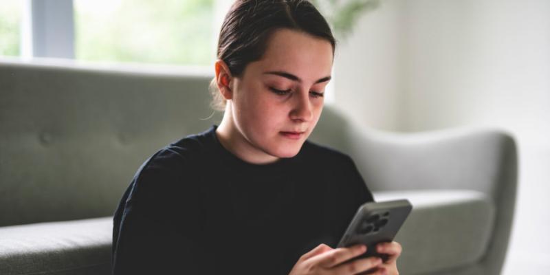 Chica joven consultando el móvil