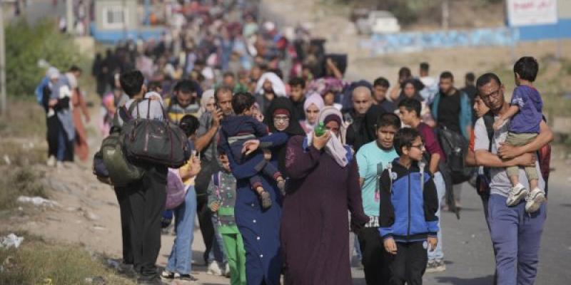 Palestinos huyen hacia el sur de la Franja de Gaza por la calle Salah al-Din en Bureij, Franja de Gaza