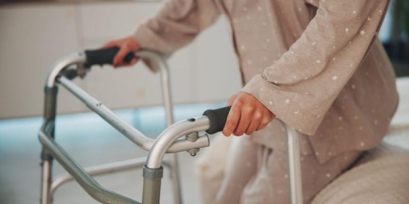 La prevención para evitar caídas en mayores es crucial