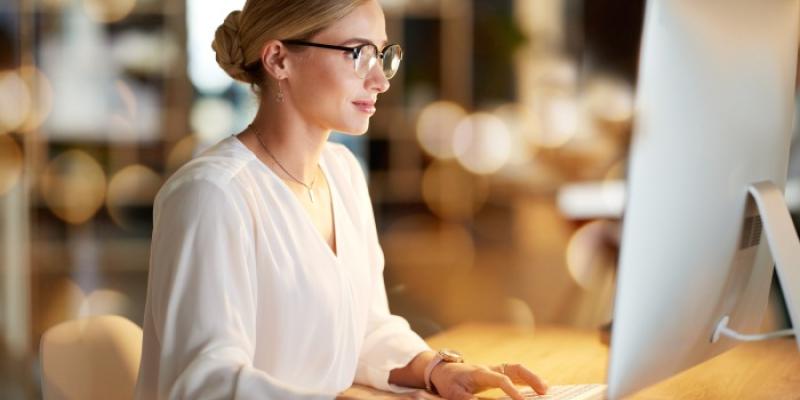 mujer comprando texto en detectores de IA