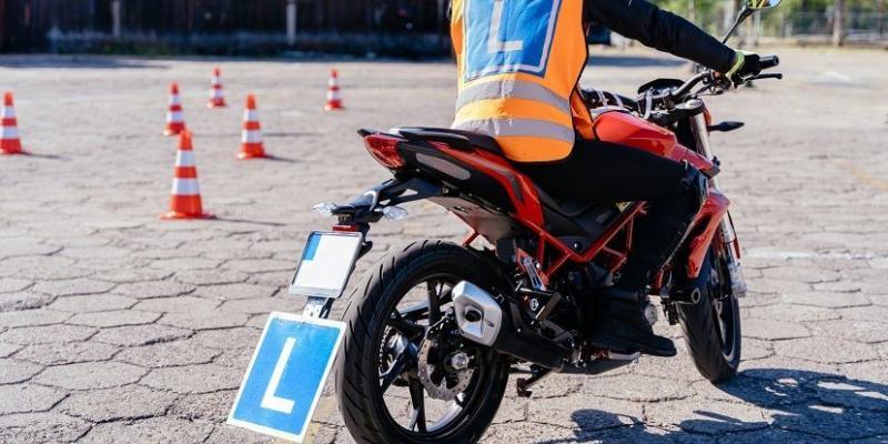 Alumno de autoescuela en prácticas del carnet de moto A