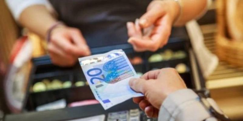 Persona pagando con dinero en efectivo