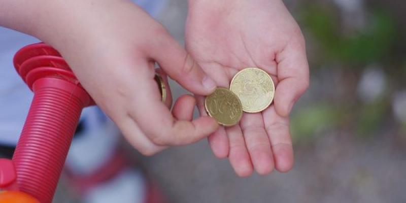 El uso de dinero en efectivo tiene efectos positivos en su educación