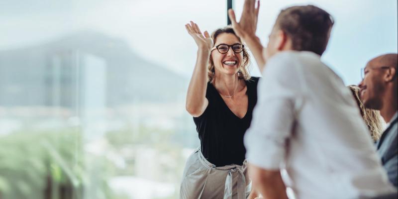 Dos directivos españoles chocando palmas