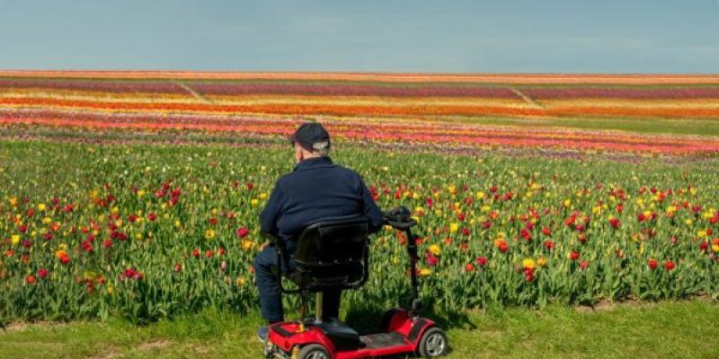 Señor mayor con discapacidad en su pueblo