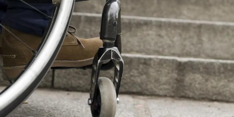 Una persona en silla de ruedas
