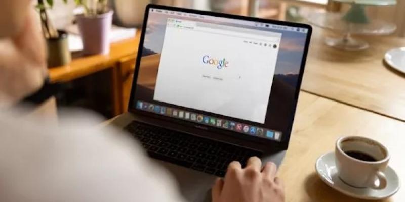 Una persona utilizando un portátil