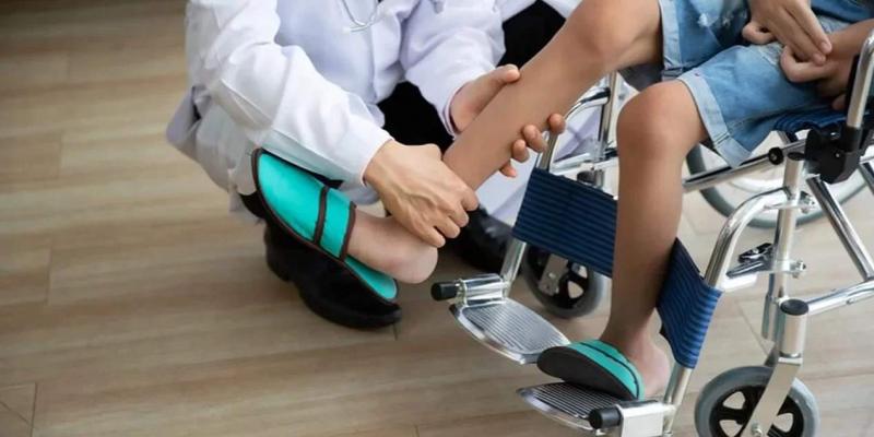 Piernas de un niño con distrofia muscular de Duchenne en la consulta del médico