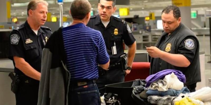Policías revisando una maleta