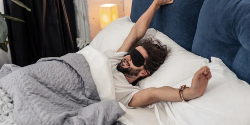 Un hombre con antifaz no consigue dormir 