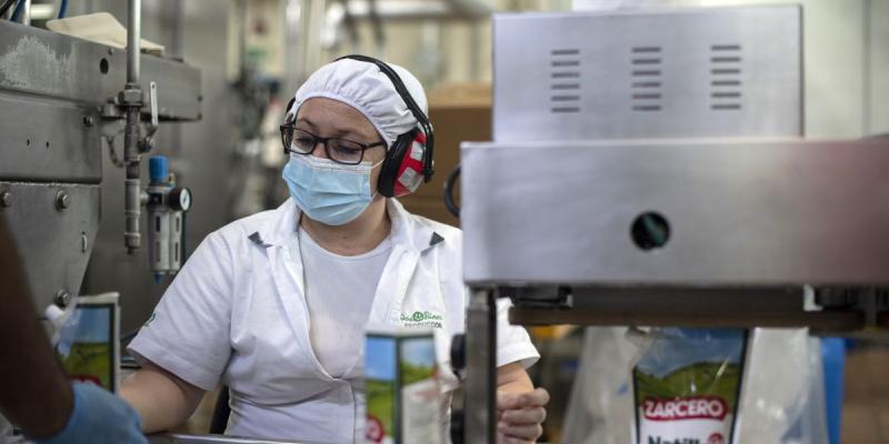 Una empleada de la cooperativa, con cascos de protección para los oídos | Foto de Dos Pinos
