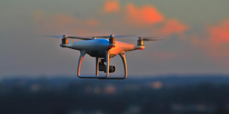 Dron volando por el cielo