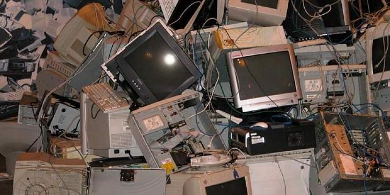 Pantallas de ordenadores apiladas listas para ser recicladas