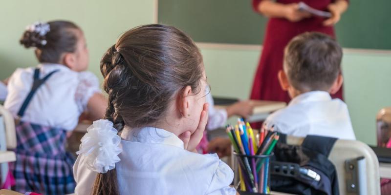 Niños en una clase inclusiva con el profesor