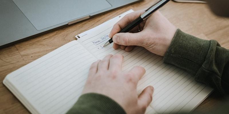 Manos de un niño en el colegio