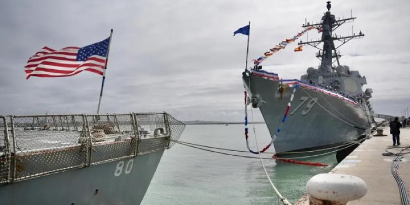 Un buque de guerra estadounidense atracado en Rota.