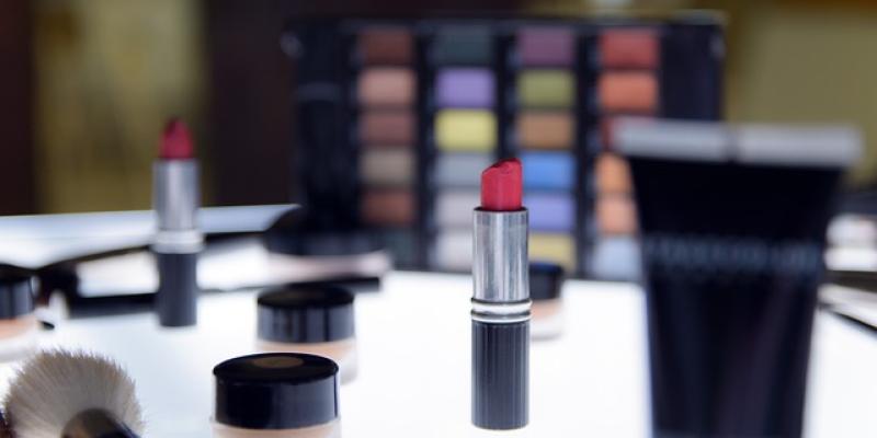 Pintalabios junto a cosméticos 