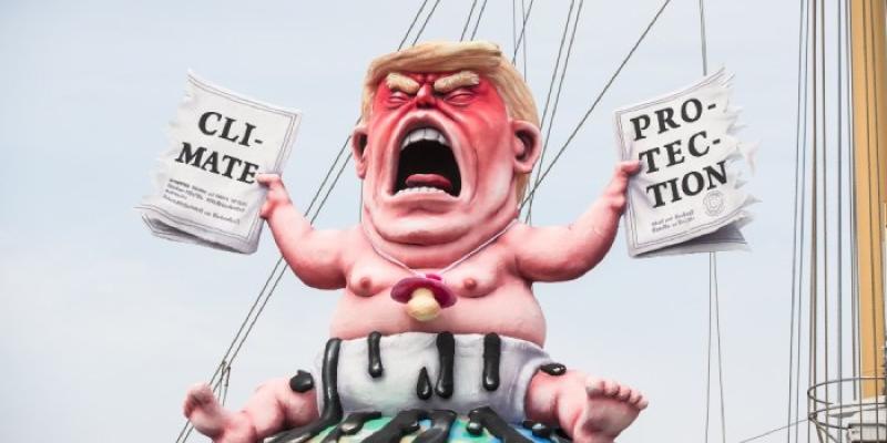 Muñeco hinchable de Trump en una acción de Greenpeace 