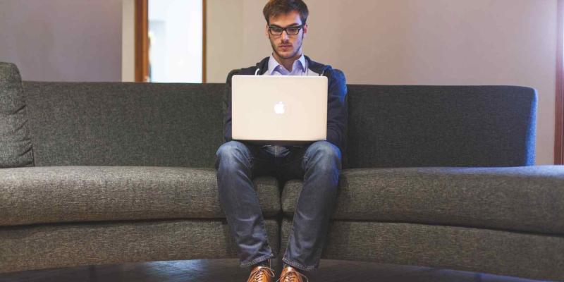 Chico trabajando con su ordenador