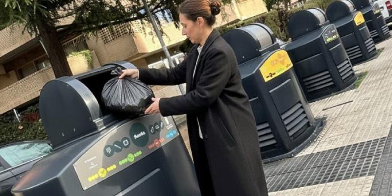 Una mujer deposita residuos en un punto de recogida neumática 
