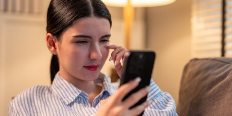 Chica joven mirando la pantalla del móvil