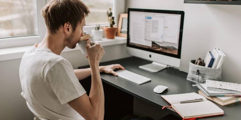 Joven estudiando por Internet 