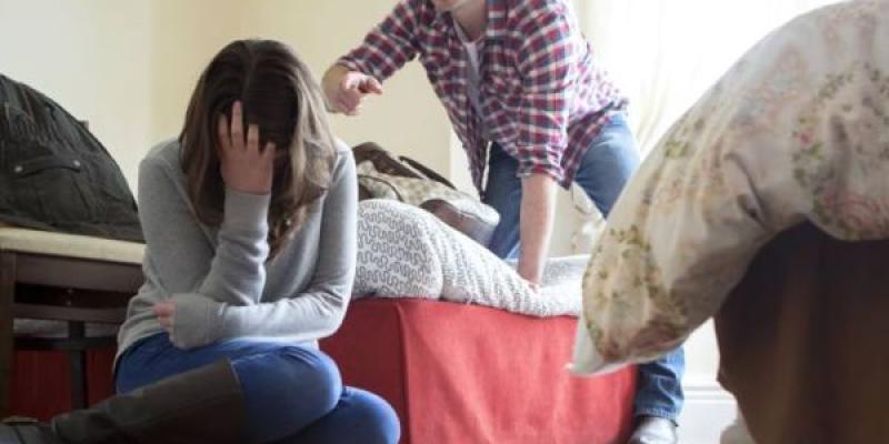 Hombre chillando a una mujer