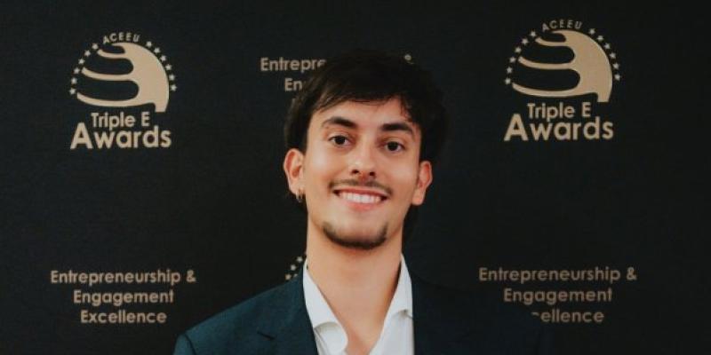 David Boada recogiendo el premio Triple-E awards