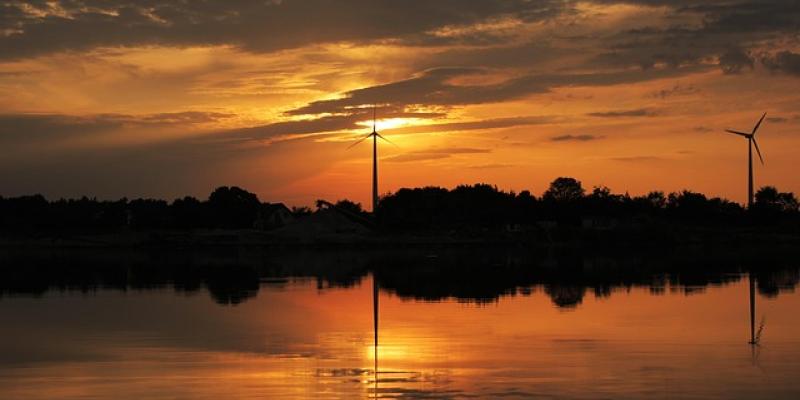 Puesta de sol frente a unos molinos de viento