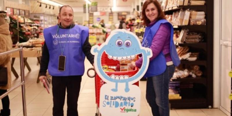 Vegalsa Eroski y sus clientes realizan una donaciones a los bancos de alimentos