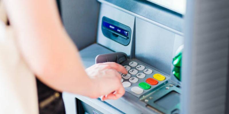 Sacar dinero del cajero automático