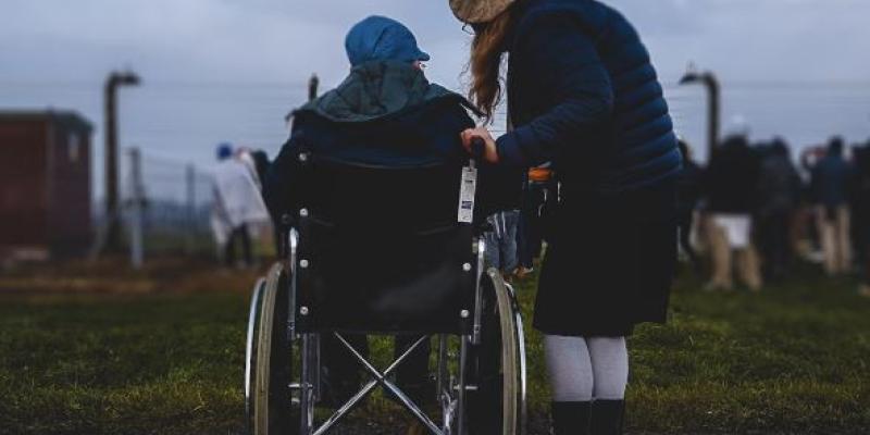 Una persona con esclerosis múltiple y su cuidadora