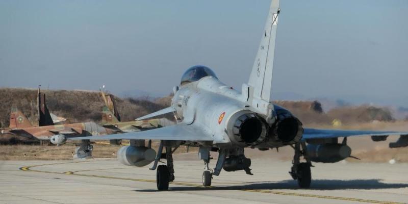 Uno de los Eurofighter del Ala 11 de la base aérea de Morón de la Frontera desplegados en misión de la OTAN.