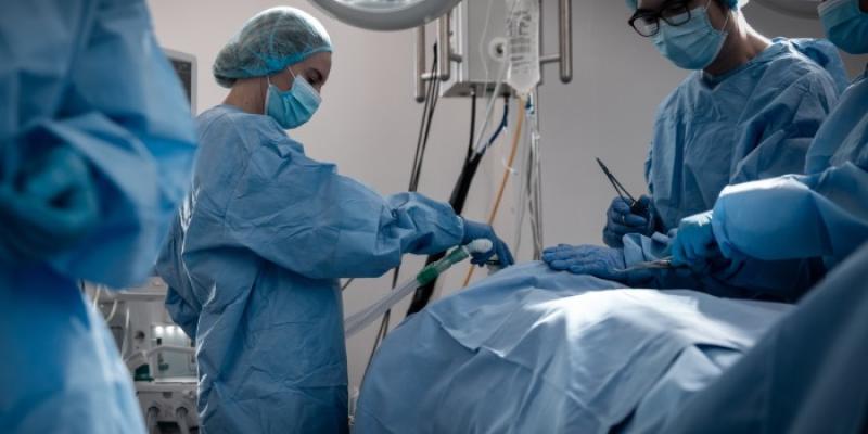 Un equipo de sanitarios en un quirófano 