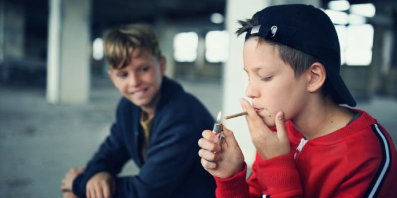 Jóvenes fumando tabaco