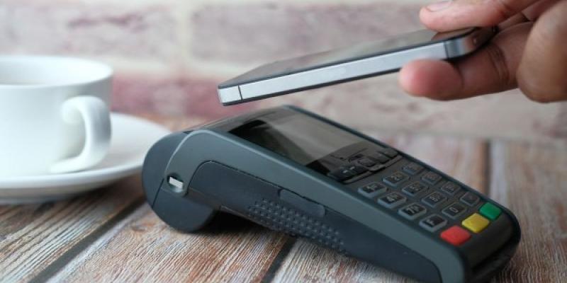 Una persona haciendo uso de los pagos digitales