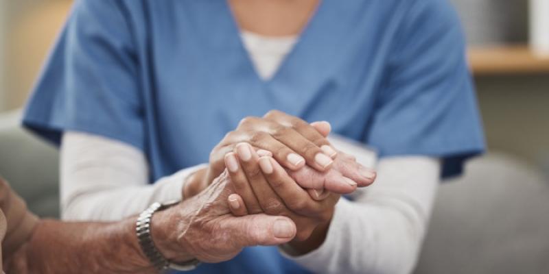 Una paciente con párkinson sujeta sus manos