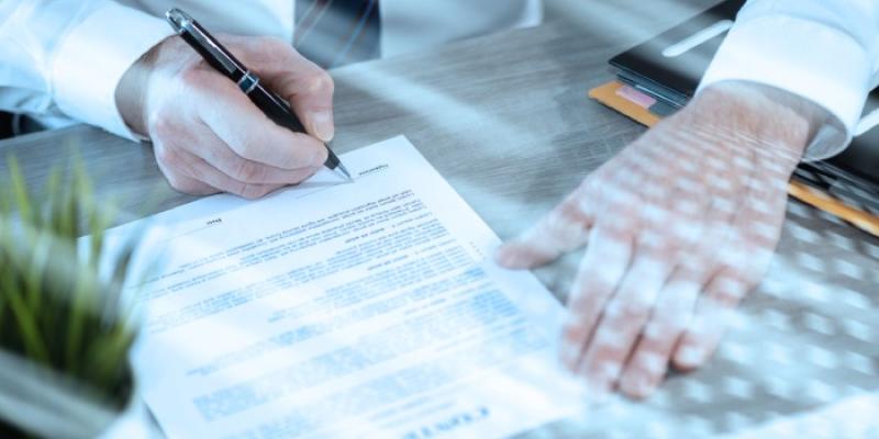 Una persona firma un contrato 