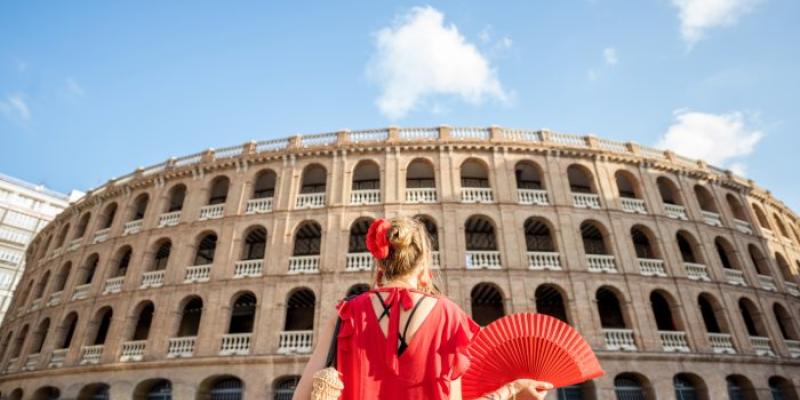 Mujer viajando en la ciudad de Valencia